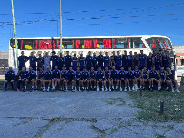 El plantel de Sacachispas en la costa, listo para la puesta a punto. Foto: @SacachispasOK