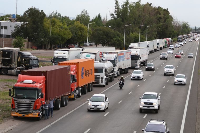 Los camiones estuvieron durante toda la semana al costado de la ruta. La problemática se observó hace unos meses atrás y también en el mes de enero. Foto: Maximiliano Ríos/MDZ