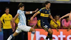 Edinson Cavani aguanta el balón de espaldas ante la marca de Santiago Sosa. Edinson Cavani aguanta el balón de espaldas ante la marca de Santiago Sosa.