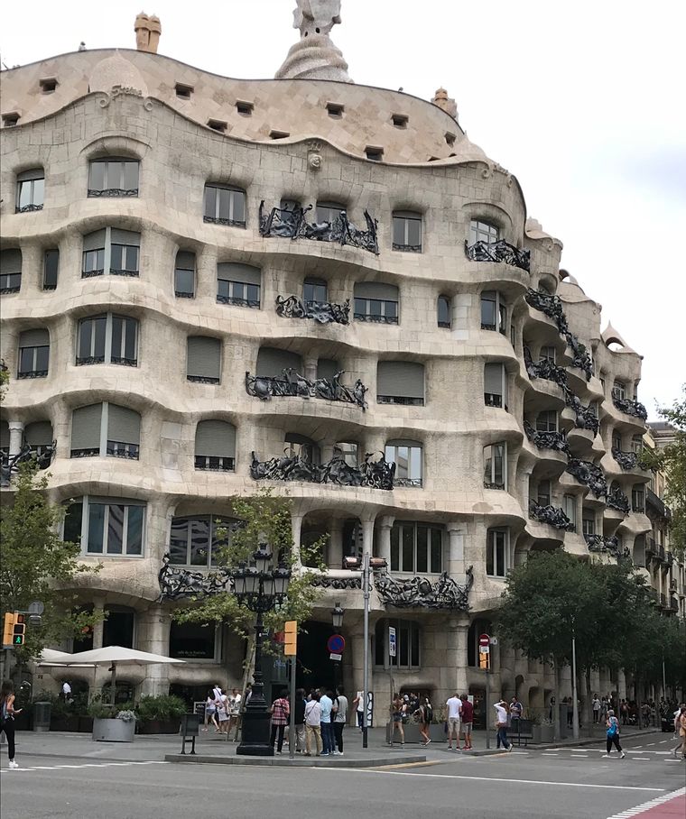Casa Milà (La Pedrera), una de las obras más famosas de Antoni Gaudí en Barcelona. Casa Milà (La Pedrera), una de las obras más famosas de Antoni Gaudí en Barcelona.