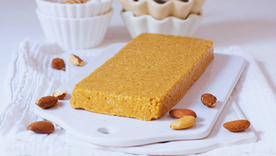 Esta receta destaca por su textura blanda, lograda al triturar la almendra hasta obtener una pasta. Esta receta destaca por su textura blanda, lograda al triturar la almendra hasta obtener una pasta.