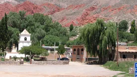 Uquía conserva una de las imágenes más particulares de la Quebrada, con su iglesia colonial recortada sobre el paisaje jujeño.
