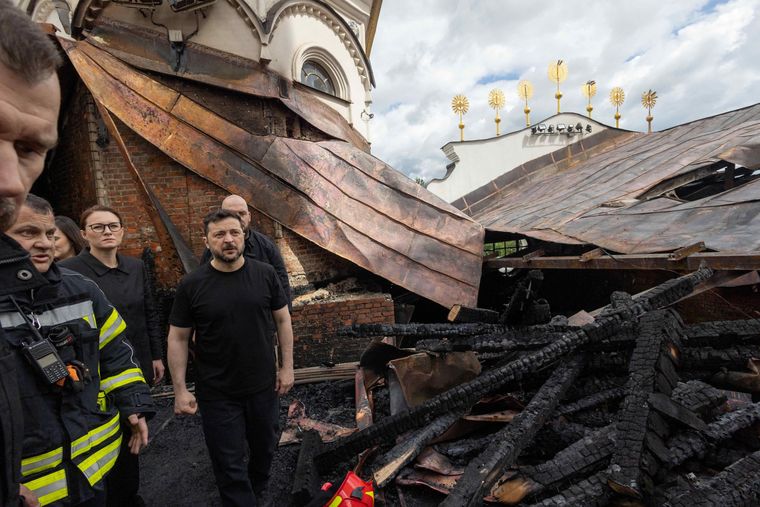 Zelensky visitó la catedral junto a la primer ministra Yulia Sviridenko.