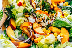 Ensalada veraniega con duraznos a la plancha.