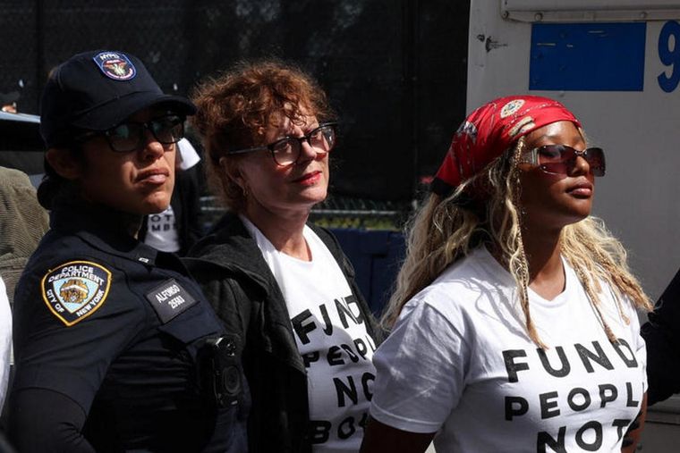 Susan Sarandon y Hannah Einbinder fueron arrestadas por la Policía de Nueva York durante una protesta.