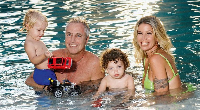 Marley y Flor Peña, junto a sus hijos