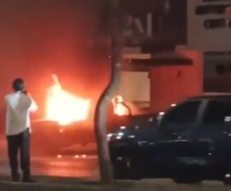 El vehículo explotó frente al edificio de la familia Noboa en Guayaquil.