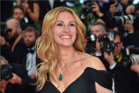 Julia Roberts demuestra  cómo un buen abrigo puede ser el complemento perfecto para definir un look. Foto: Instagram