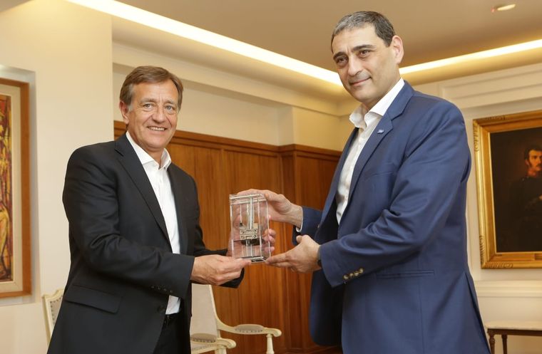 Suarez y el CEO de YPF, Pablo Lualiano. Foto: gentileza