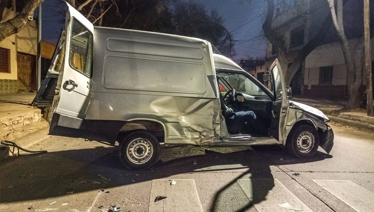 La camioneta fue impactada sobre el lateral por el auto que conducía un hombre presuntamente alcoholizado Foto: Emilce Vargas Ferrara