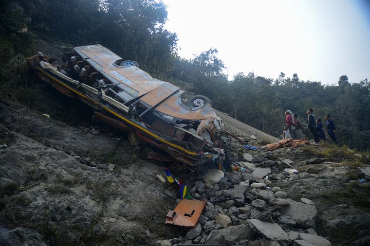 Un colectivo cayó al río en Nepal y 19 personas murieron.
