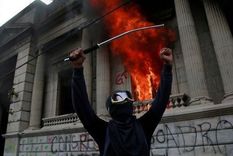 Protestas en Guatemala: 3 claves para entender las movilizaciones que acabaron con el Congreso en llamas