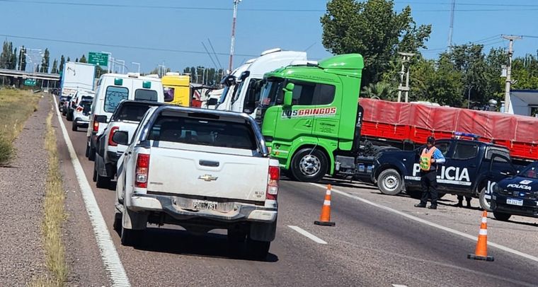 Los transportistas reclaman en las rutas de Mendoza.