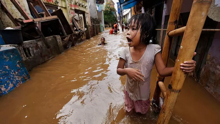 Las emergencias climáticas están afectando especialmente a los niños en las sociedades más vulnerables. Foto: GETTY IMAGES