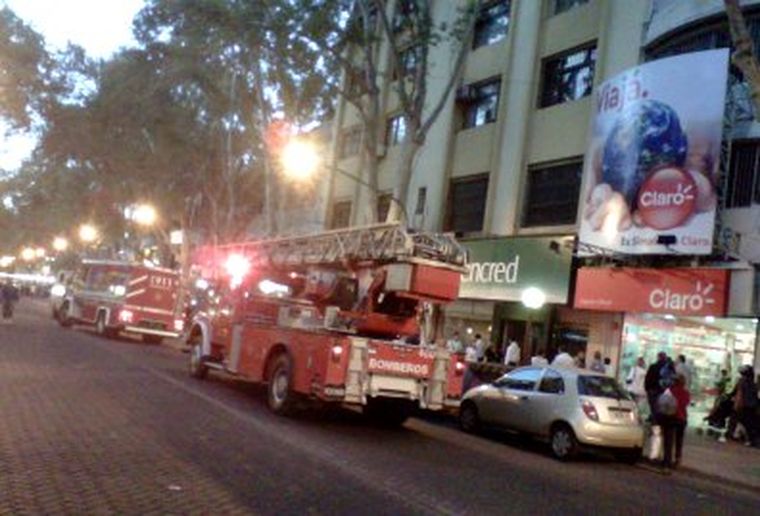 Bomberos subió al techo y a buscar los objetos hallados. Foto: MDZ