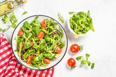 un clasico: disfruta de una facil ensalada verde en pocos pasos