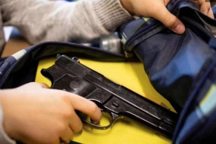 Para muchos jóvenes, portar un arma no es solo un acto delictivo. Para muchos jóvenes, portar un arma no es solo un acto delictivo.