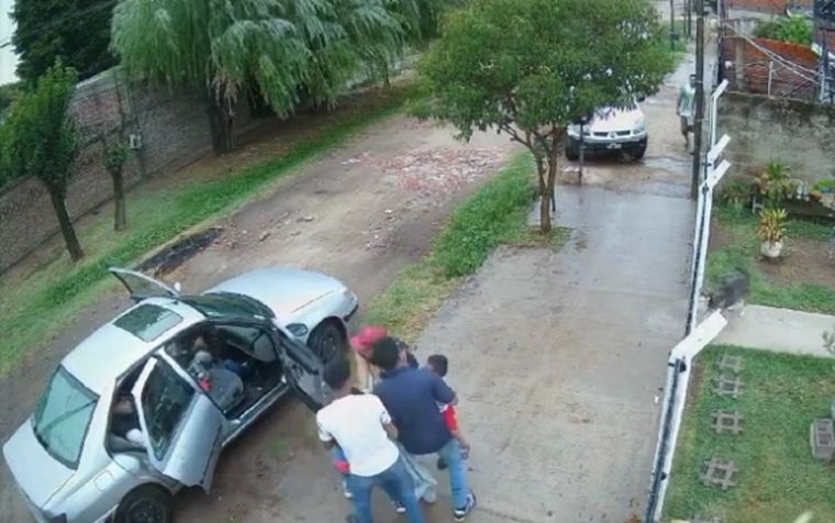 Una familia fue víctima de un brutal robo en Virrey del Pino y un niño quedó en medio del ataque Foto: Captura de video