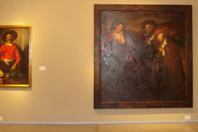 MDZol | Matías junto a las obras del Museo Nacional de Bellas Artes en Killka.