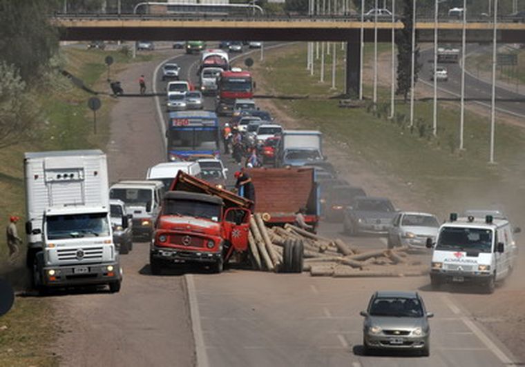 El Acceso Sur pasado el mediodía fue cortado parcialmente. Foto: Nacho Gaffuri / MDZ