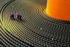 Si todo el cableado que se extiende por los océanos se desplegara, alcanzaría para dar una vuelta al sol. Foto: BBC Si todo el cableado que se extiende por los océanos se desplegara, alcanzaría para dar una vuelta al sol. Foto: BBC