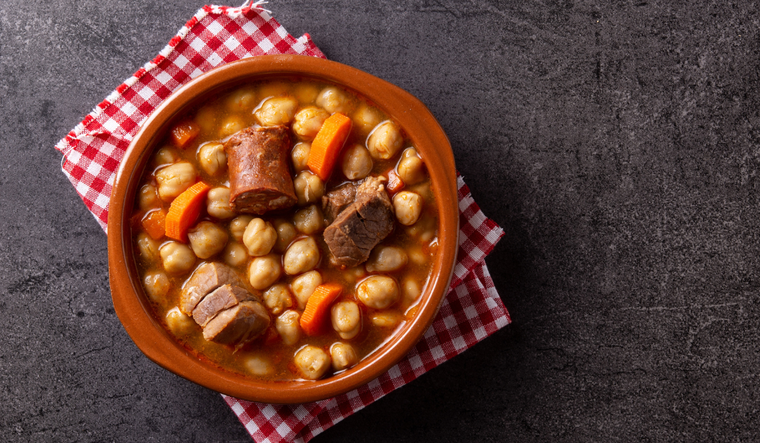 Cada familia adapta la receta de cocido según sus gustos. Cada familia adapta la receta de cocido según sus gustos.