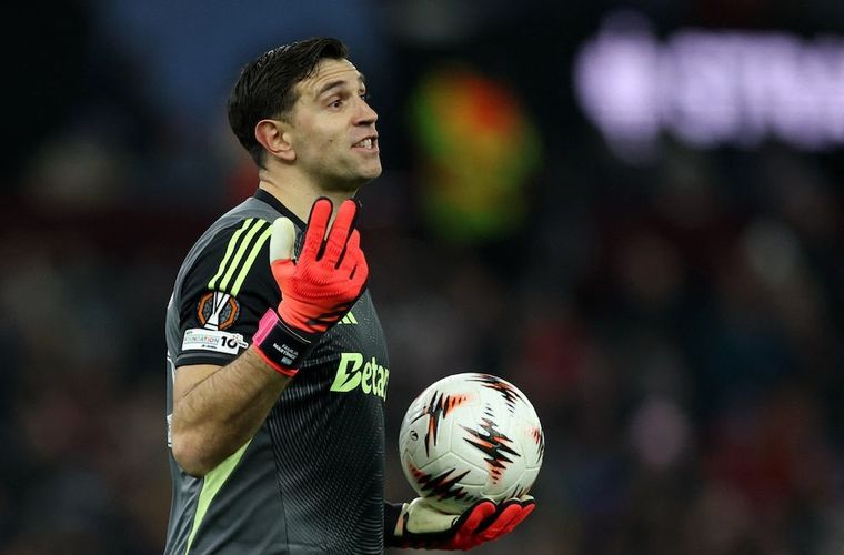 El Dibu Martínez fue protagonista clave en la clasificación de Aston Villa a los octavos de la Europa League.