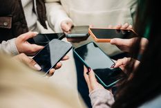 Los nuevos teléfonos de gama económica en 2026 ofrecen pantallas de 120Hz y baterías de larga duración por un precio accesible.
