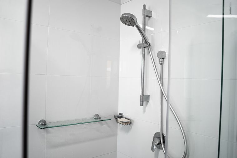 La ducha quedará impecable sin usar vinagre. Fuente: Shutterstock. La ducha quedará impecable sin usar vinagre. Fuente: Shutterstock.