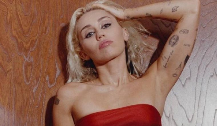 Miley Cyrus adoptó un nuevo look desde sus últimas apariciones.