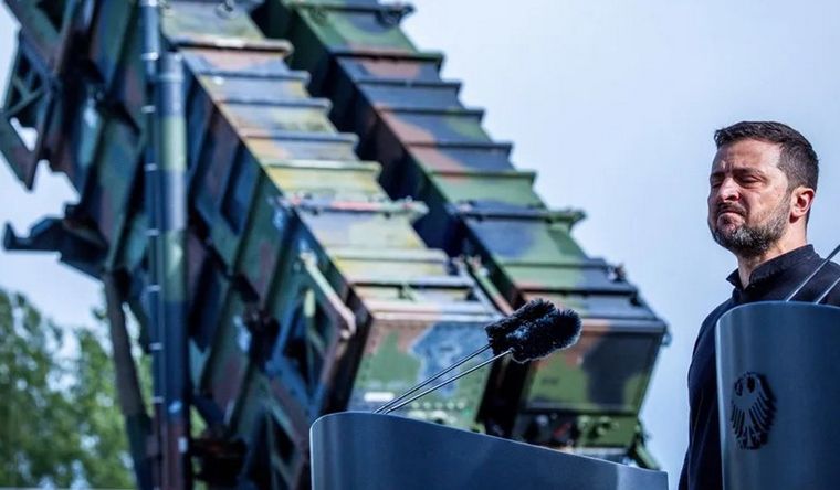 Volodímir Zelenski, en Ucrania, junto a misiles Patriot de Estados Unidos. Foto Efe