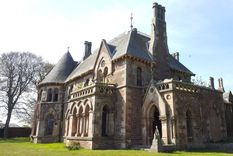 ¿te interesa?: subastan esta increible mansion gotica por una libra