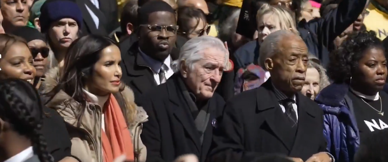 El actor Robert De Niro al frente de la marcha El actor Robert De Niro al frente de la marcha