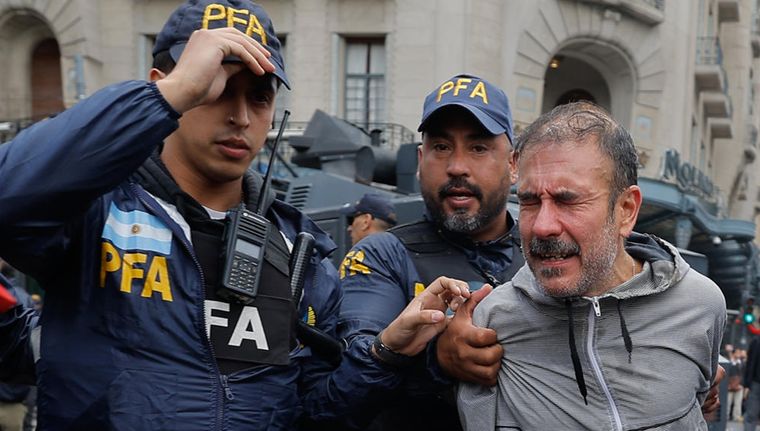 Karina Andrade, la jueza que ordenó la liberación de los manifestantes detenidos durante los incidentes en el Congreso, explicó los motivos de su decisión. Foto: EFE