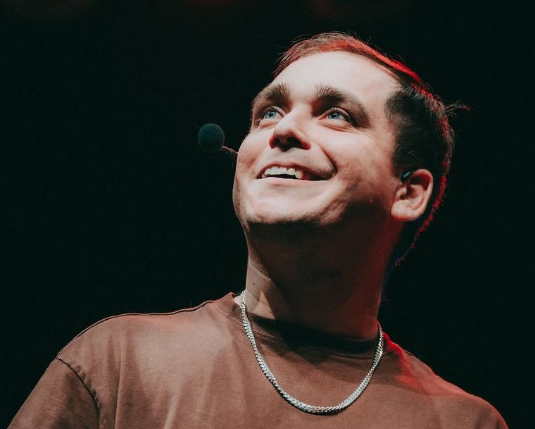 Lucho Miranda, el humorista chileno, continúa deslumbrando al público internacional con su carisma. Foto: Instagram @elluchomiranda