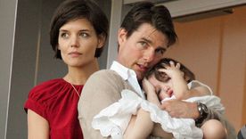 La pequeña Suri Cruise en tiempos de bebé junto a sus padres, Tom Cruise y Katie Holmes. Foto: Archivo