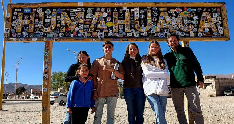 Oliver Fagnani con esposa Anita y sus cuatro hijos Foto: OF