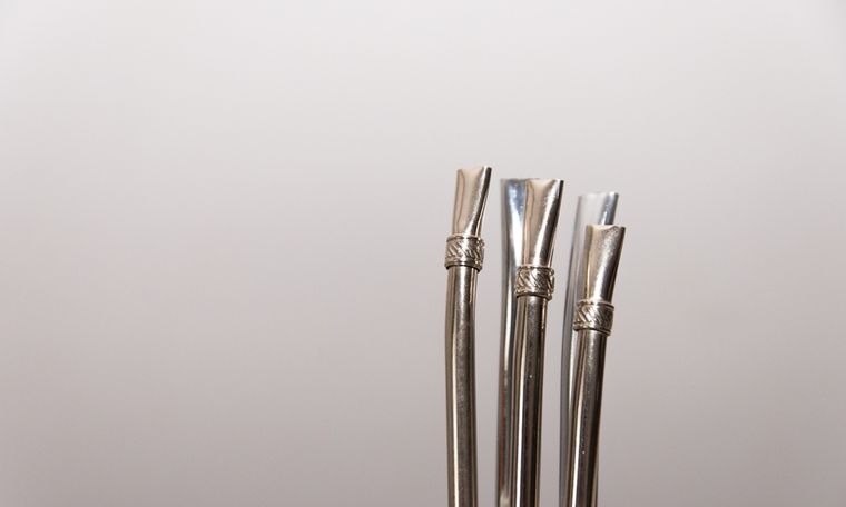 Un ingrediente de casa puede ser el aliado perfecto para dejar la bombilla del mate impecable. Foto: Shutterstock