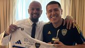 En mayo pasado, durante el Torneo de Leyendas en el 75° Congreso de la FIFA en Paraguay, Riquelme le regaló a Felipe Melo cuatro camisetas de Boca con dedicatoria incluida. 