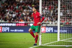 La desolación de Cristiano tras la derrota con Serbia. Foto: EFE