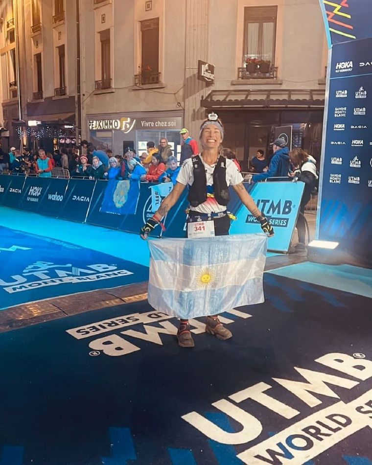 Chila con la bandera Argentina, la que representará en Tailandia