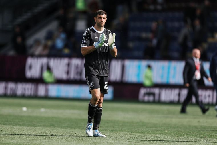 Dibu Martínez fue protagonista absoluto en el Burnley 2-2 Aston Villa por la fecha 36 de la Premier League.