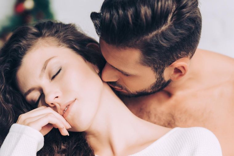 ¡Un beso en el cuello! La respuesta de porque tu pareja te besa recurrentemente en el mismo lugar