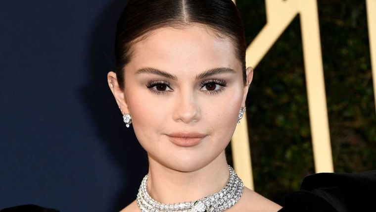 Selena Gomez recuerda su etapa de rubia y posa con una jugada bikini Selena Gomez Foto: https://mamaslatinas.com/news-entertainment/selena-gomez-caida-alfombra-sag-awards-2022-videos-fotos