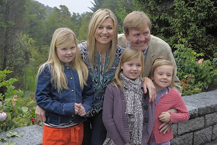 Guillermo Alejandro I y Máxima de los Países Bajos supieron construir una familia muy unida. Foto: Télam