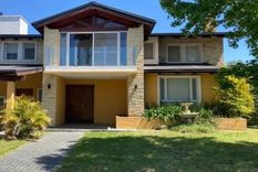 La fachada de la mansión