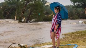 Leighton Sterling, una residene de Kerrville, observa el desbordado río Guadalupe en Texas. Leighton Sterling, una residene de Kerrville, observa el desbordado río Guadalupe en Texas.