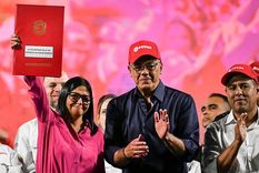La presidenta encargada, Delcy Rodríguez, junto a su hermano y presidente de la Asamblea Nacional, Jorge Rodríguez, tras la aprobación de la reforma de la Ley de Hidrocarburos.