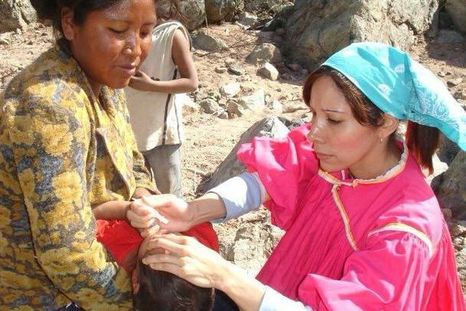 La enfermera se hizo madrina de muchos niños a los que ayudó a nacer. La enfermera se hizo madrina de muchos niños a los que ayudó a nacer.