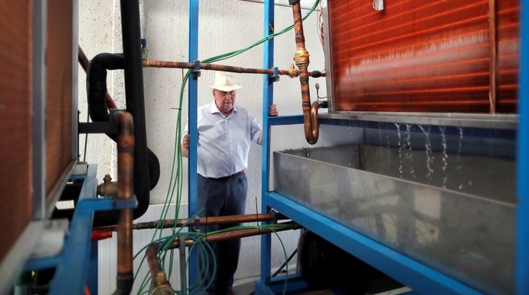 Enrique Veiga y su invento para fabricar agua potable y segura. Foto: Reuters